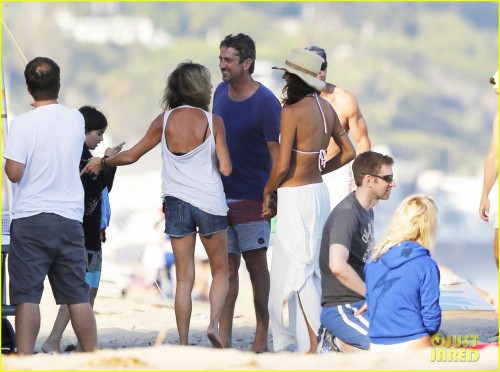gerard-butler-fourth-of-july-malibu-06.jpg