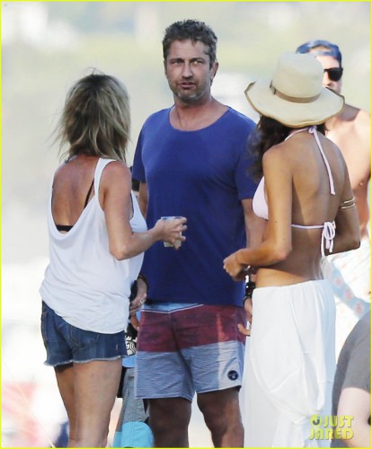 gerard-butler-fourth-of-july-malibu-02.jpg