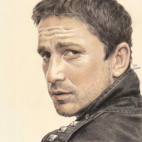gerard-butler-side-pose.jpg