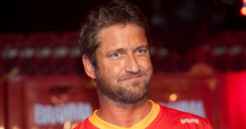 gerard-butler-o-heroi-do-filme-300-durante-sua-passagem-pelo-carnaval-carioca-em-2009-1329437356666_956x500.jpg