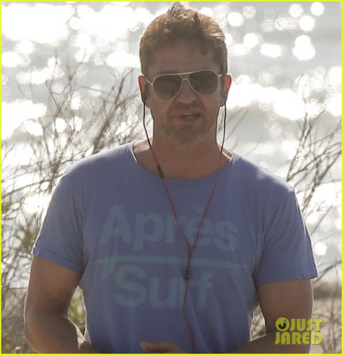 gerard-butler-hike-malibu-01.jpg