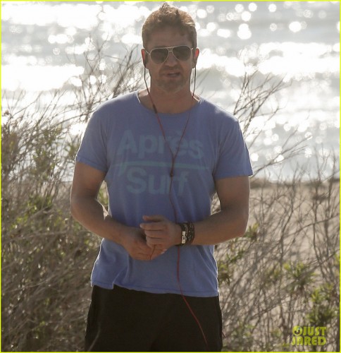 gerard-butler-hike-malibu-05.jpg