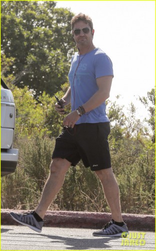 gerard-butler-hike-malibu-04.JPG