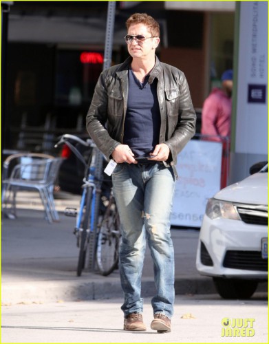 gerard-butler-toronto-blond-gal-pal-01.jpg