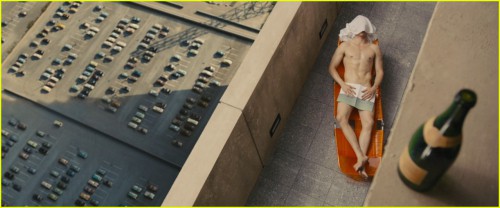 tom-hiddleston-strips-down-completely-in-high-rise-clip-01.jpg