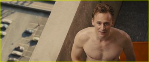 tom-hiddleston-strips-down-completely-in-high-rise-clip-02.jpg
