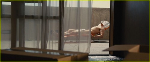 tom-hiddleston-strips-down-completely-in-high-rise-clip-03.jpg