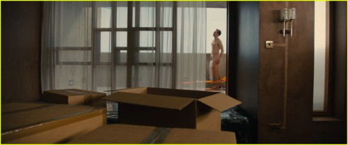 tom-hiddleston-strips-down-completely-in-high-rise-clip-05.jpg