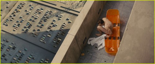 tom-hiddleston-strips-down-completely-in-high-rise-clip-07.jpg