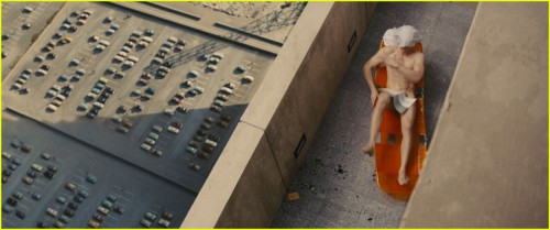tom-hiddleston-strips-down-completely-in-high-rise-clip-09.jpg