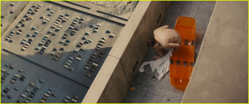 tom-hiddleston-strips-down-completely-in-high-rise-clip-10.jpg