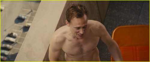 tom-hiddleston-strips-down-completely-in-high-rise-clip-12.jpg