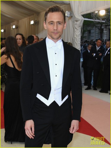 taylor-swift-tom-hiddleston-dating-kissing-14.jpg