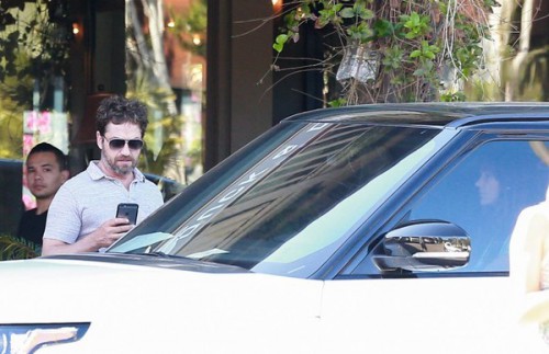 Gerard+Butler+Grabs+Bite+Malibu+S97XYsgxO_Ul.jpg