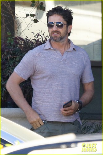 gerard-butler-shares-throwback-video-with-bradley-cooper-at-last-years-wimbeldon-01.jpg