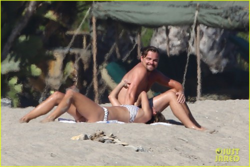 leonardo-dicaprio-nina-agdal-make-out-on-the-beach-01 бр.jpg