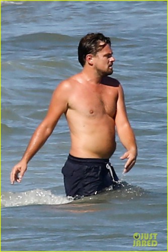 leonardo-dicaprio-nina-agdal-make-out-on-the-beach-02бр.jpg
