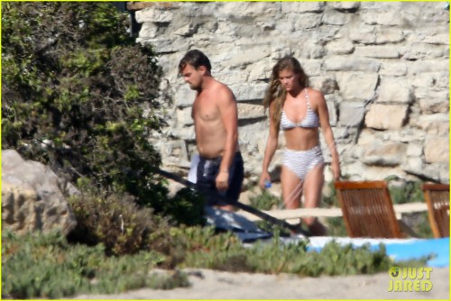 leonardo-dicaprio-nina-agdal-make-out-on-the-beach-03бр.jpg