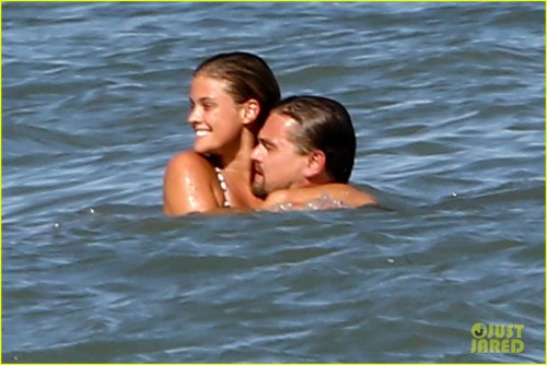 leonardo-dicaprio-nina-agdal-make-out-on-the-beach-04бр.jpg