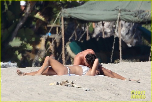 leonardo-dicaprio-nina-agdal-make-out-on-the-beach-05бр.jpg