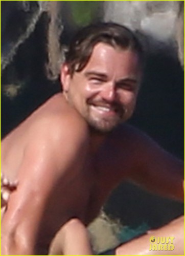 leonardo-dicaprio-nina-agdal-make-out-on-the-beach-06.jpg