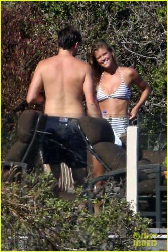 leonardo-dicaprio-nina-agdal-make-out-on-the-beach-08бр.jpg