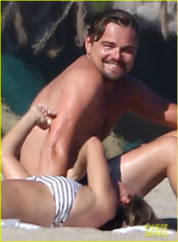 leonardo-dicaprio-nina-agdal-make-out-on-the-beach-10бр.jpg