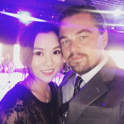 Поклонница и Лео на репетиции 2016 Leonardo DiCaprio Foundation Fundraising Auction Gala