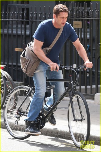gerard-butler-bikes-in-london-08.jpg