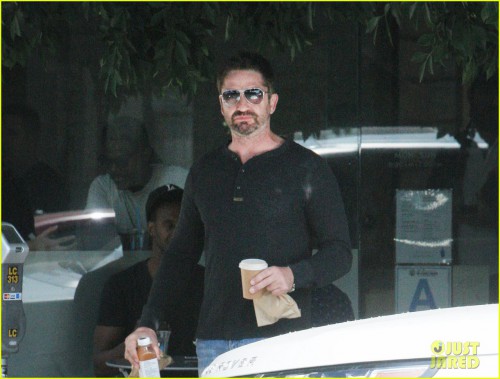 gerard-butler-grabs-an-afternoon-pick-me-up-02.jpg