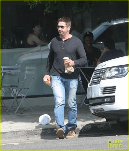 gerard-butler-grabs-an-afternoon-pick-me-up-01.jpg