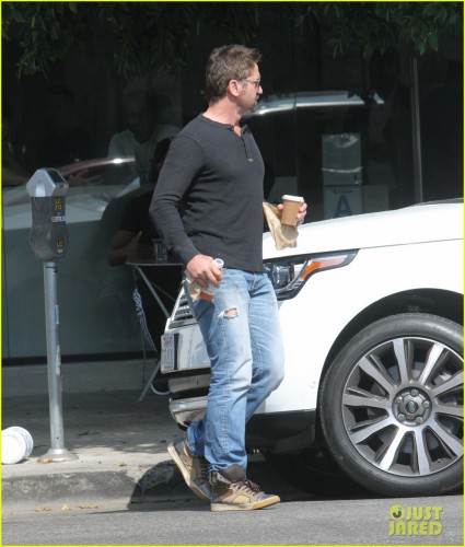 gerard-butler-grabs-an-afternoon-pick-me-up-10.jpg