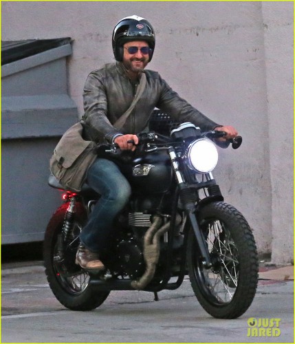 gerard-butler-holds-hands-mystery-woman-after-breakup-21.jpg