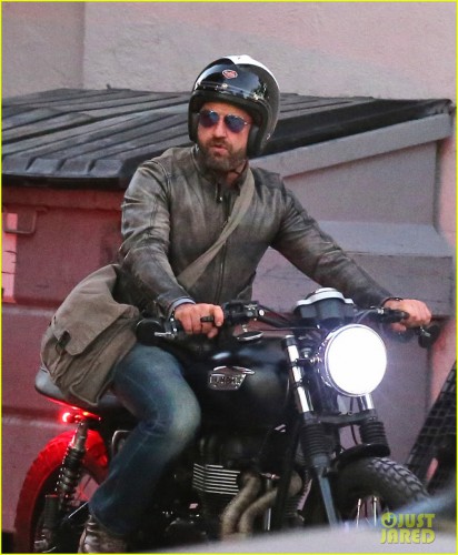 gerard-butler-holds-hands-mystery-woman-after-breakup-20.jpg