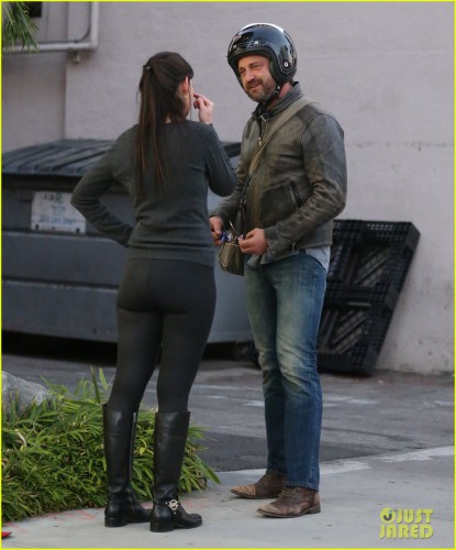 gerard-butler-holds-hands-mystery-woman-after-breakup-02.jpg