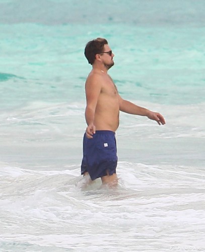 ттLeonardo-DiCaprio-Shirtless-Mexico-Pictures-December-2016.jpg