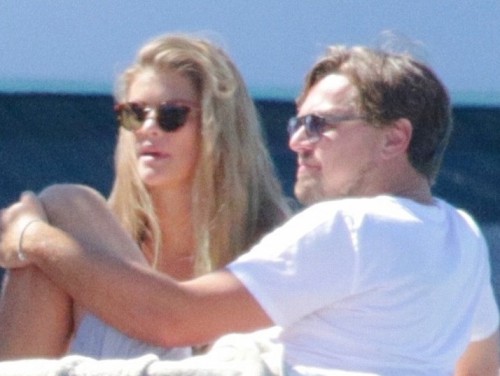 Leonardo_Di_Kaprio_i_Nina_Agdal_otdyihayut_s_druzyami_na_Ibitse_101.jpg