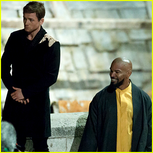 taron-egerton-jamie-foxx-robin-hood-night-scenes.jpg
