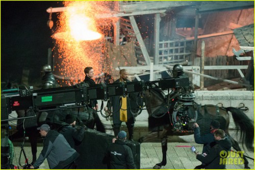 taron-egerton-jamie-foxx-robin-hood-night-scenes-03.jpg