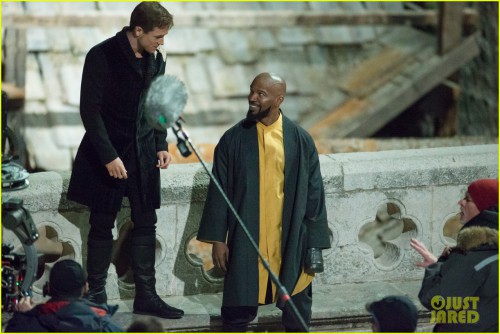 taron-egerton-jamie-foxx-robin-hood-night-scenes-04.jpg