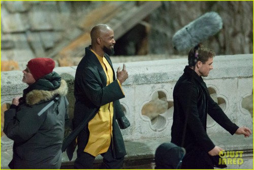 taron-egerton-jamie-foxx-robin-hood-night-scenes-06.jpg