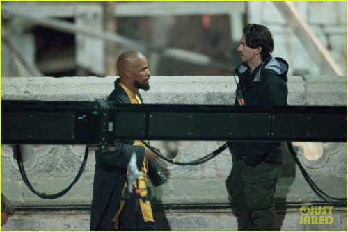 taron-egerton-jamie-foxx-robin-hood-night-scenes-14.jpg