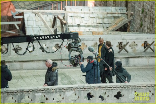 taron-egerton-jamie-foxx-robin-hood-night-scenes-15.jpg