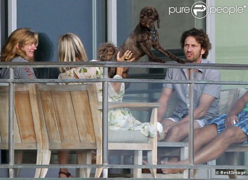 682738-gerard-butler-passe-un-apres-midi-avec-637x0-2.jpg