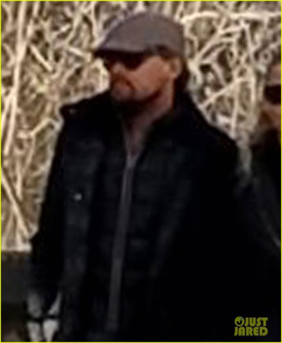 leonardo-dicaprio-nina-agdal-hold-hands-during-central-park-stroll-03.jpg