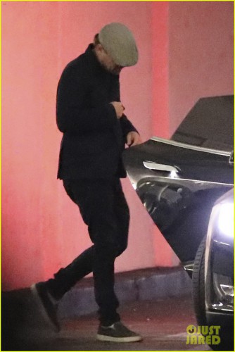 leonardo-dicaprio-keeps-low-key-dinner-date-01.jpg