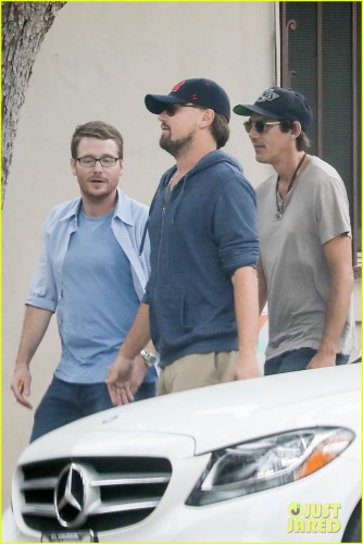 leonardo-dicaprio-hangs-out-with-buddies-01.jpg