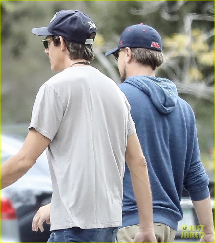 leonardo-dicaprio-hangs-out-with-buddies-02.jpg