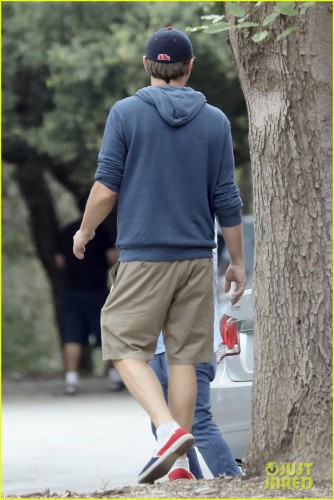 leonardo-dicaprio-hangs-out-with-buddies-03.jpg