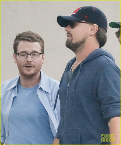 leonardo-dicaprio-hangs-out-with-buddies-04.jpg